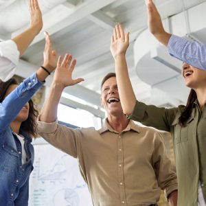 les-gens-sourient-en-conference-rom